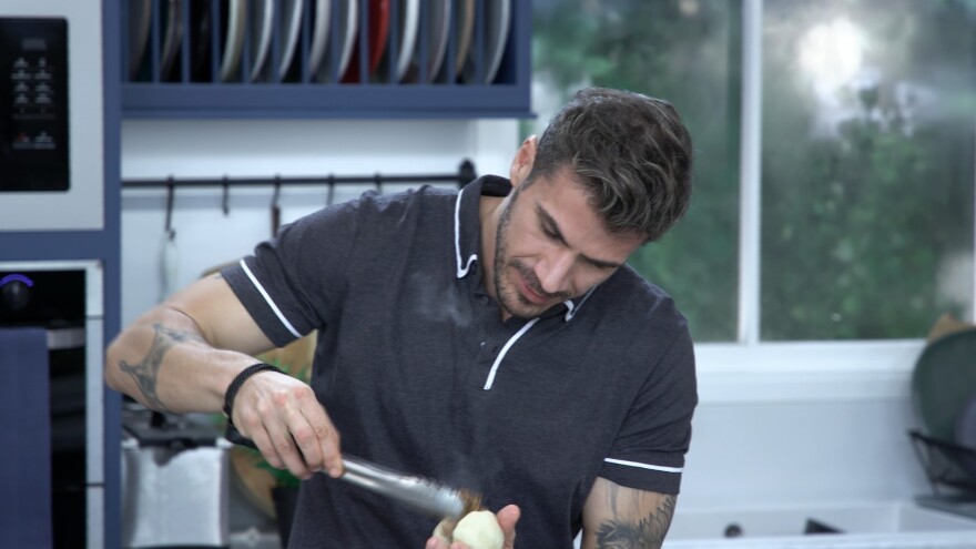 «Kitchen Lab»: Παραδοσιακές συνταγές με διεθνείς και γκουρμέ πινελιές από τον Άκη Πετρετζίκη 