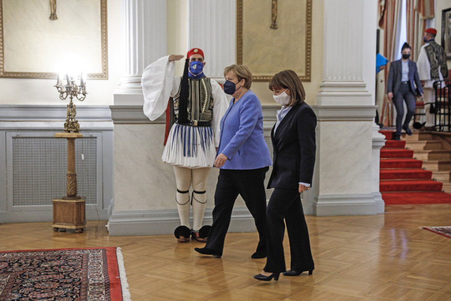 Σακελλαροπούλου: Πολλές φορές αισθανθήκαμε δικαιολογημένα μόνοι - Μέρκελ: Ανήκουμε μαζί, Γερμανία και Ελλάδα