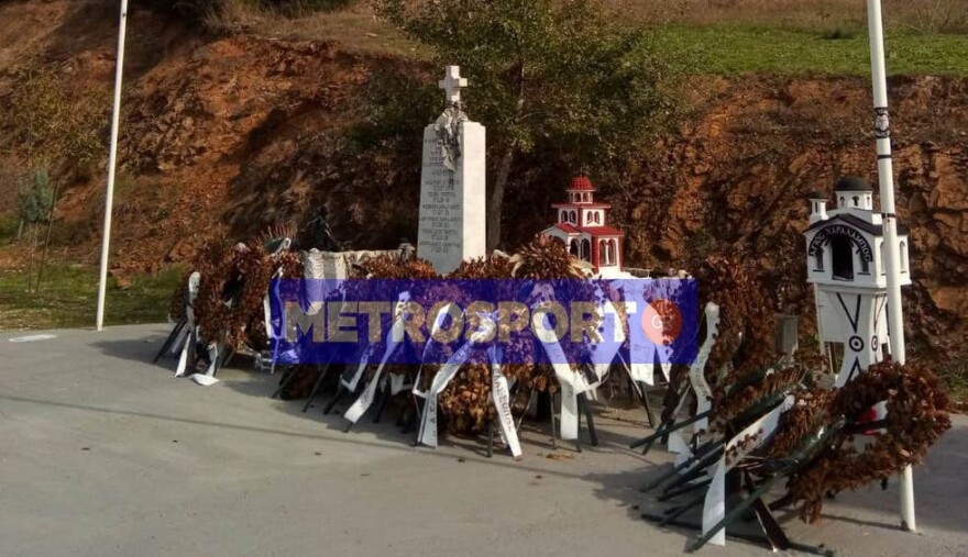 Άγνωστοι έκλεψαν τις σημαίες του ΠΑΟΚ από το μνημείο στα Τέμπη