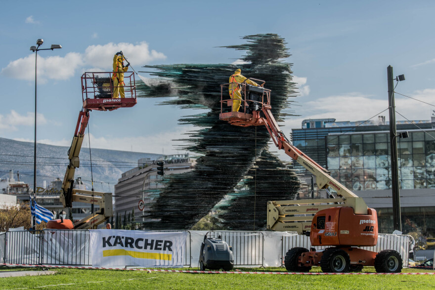 Καθαρίστηκε μετά από 7 χρόνια ο «Δρομέας» απέναντι από το Χίλτον