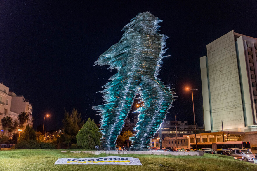 Καθαρίστηκε μετά από 7 χρόνια ο «Δρομέας» απέναντι από το Χίλτον