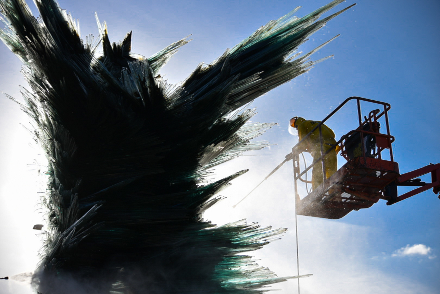 Καθαρίστηκε μετά από 7 χρόνια ο «Δρομέας» απέναντι από το Χίλτον