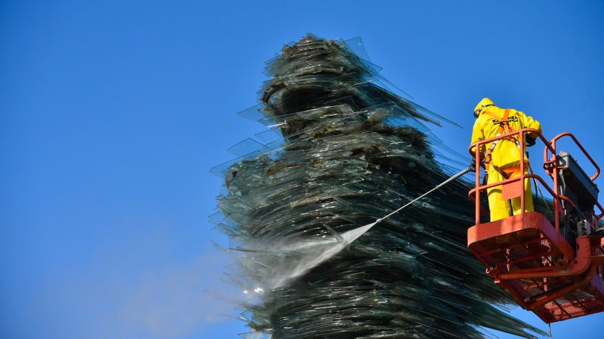 Καθαρίστηκε μετά από 7 χρόνια ο «Δρομέας» απέναντι από το Χίλτον