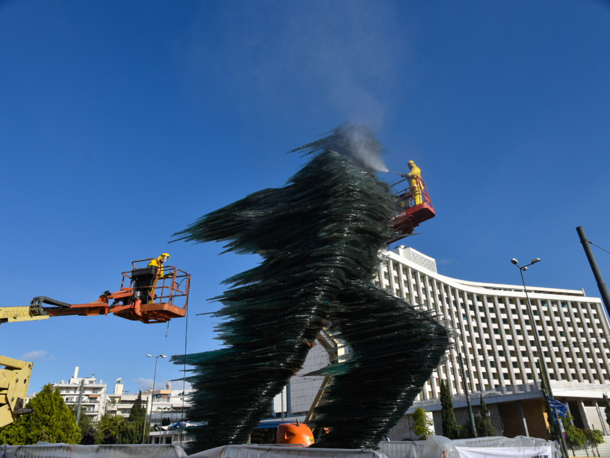 Καθαρίστηκε μετά από 7 χρόνια ο «Δρομέας» απέναντι από το Χίλτον