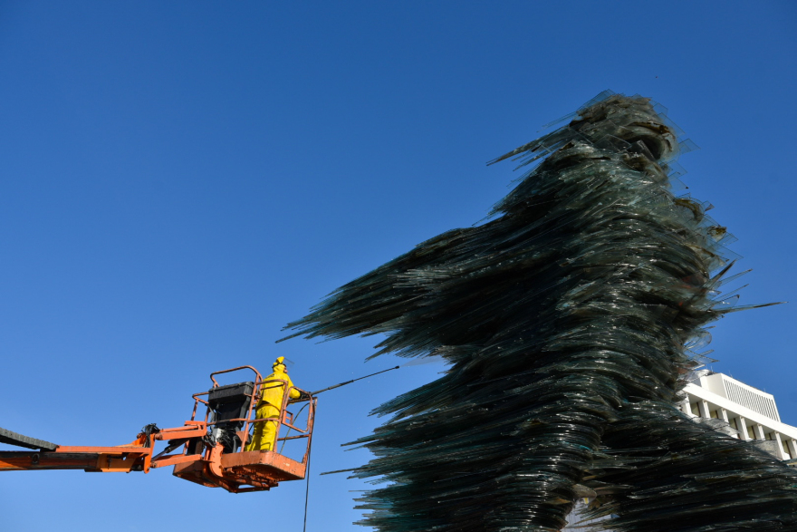 Καθαρίστηκε μετά από 7 χρόνια ο «Δρομέας» απέναντι από το Χίλτον