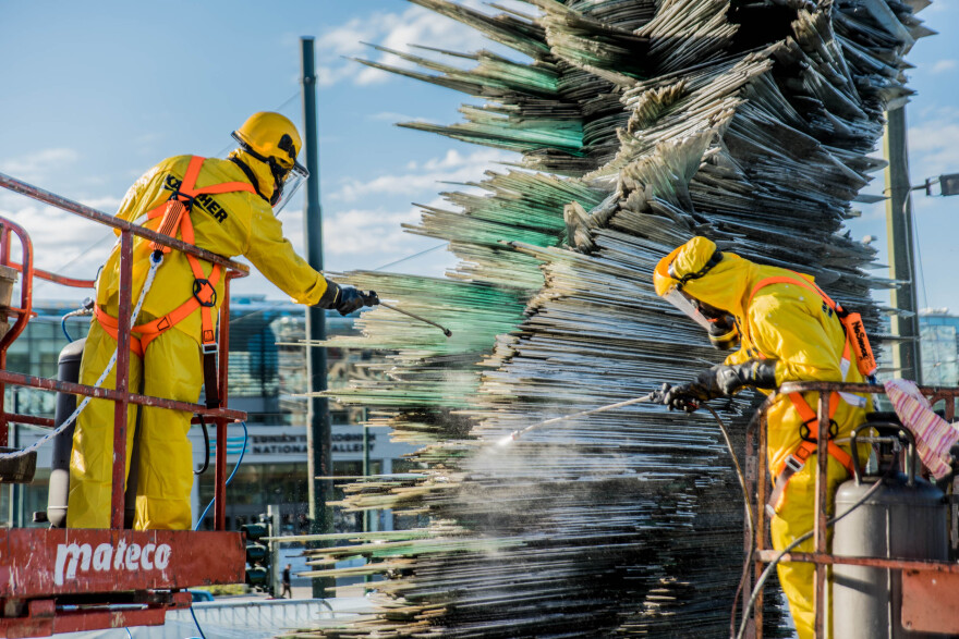 Καθαρίστηκε μετά από 7 χρόνια ο «Δρομέας» απέναντι από το Χίλτον