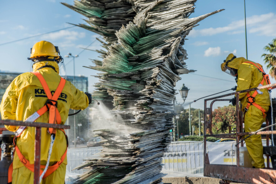 Καθαρίστηκε μετά από 7 χρόνια ο «Δρομέας» απέναντι από το Χίλτον