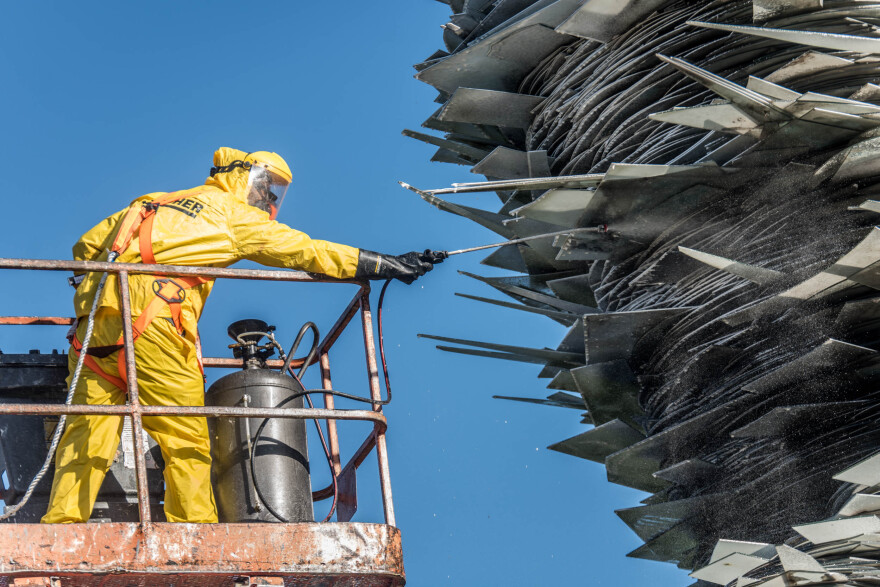 Καθαρίστηκε μετά από 7 χρόνια ο «Δρομέας» απέναντι από το Χίλτον