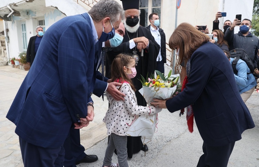 Στις σεισμόπληκτες περιοχές της Κρήτης η Σακελλαροπούλου - Συνομίλησε με κατοίκους, είδε από κοντά τις ζημιές 