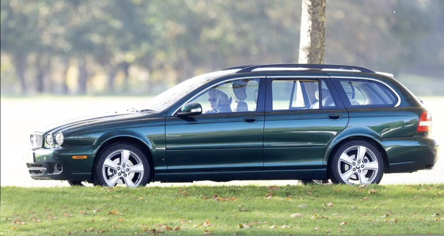 Η Βασίλισσα Ελισάβετ είναι καλά και βγήκε βόλτα οδηγώντας η ίδια το αυτοκίνητό της 