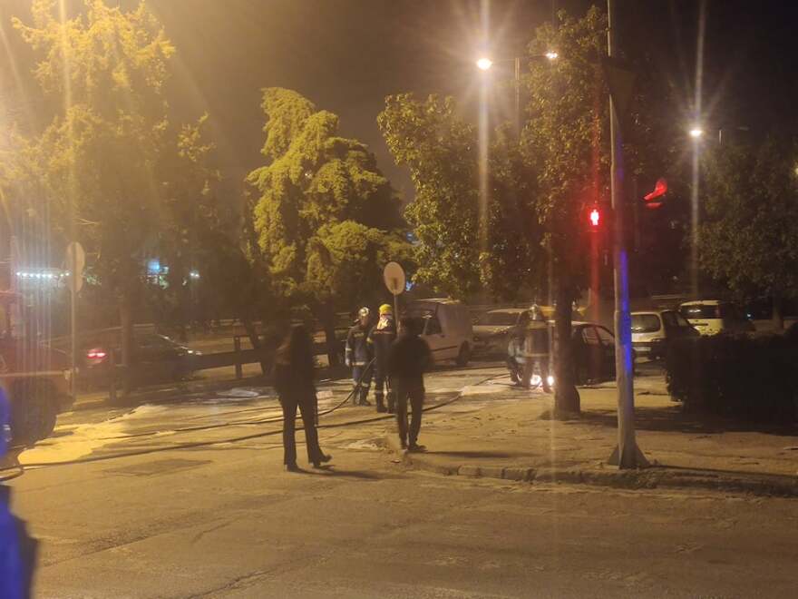 Αυτοκίνητο πήρε φωτιά εν κινήσει στην Ηλιούπολη - Δείτε φωτογραφίες