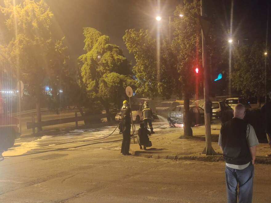 Αυτοκίνητο πήρε φωτιά εν κινήσει στην Ηλιούπολη - Δείτε φωτογραφίες