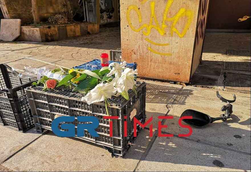 Θλίψη για τον ντελιβερά στη Θεσσαλονίκη: Αφήνουν λουλούδια στο σημείο που σκοτώθηκε