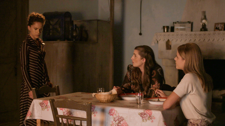 «Άγριες Μέλισσες»: Στο αποψινό επεισόδιο της σειράς η Γαλάτεια μεταφέρει μια ανησυχητική εξέλιξη στον Ακύλα