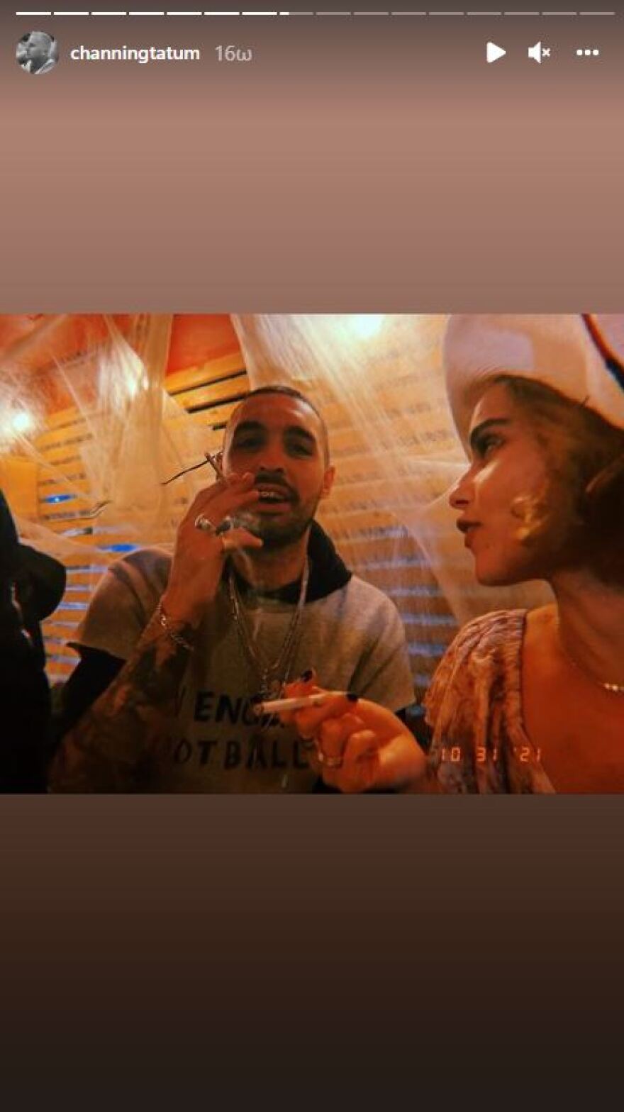 Ο Τσάνινγκ Τέιτουμ και η Ζόι Κράβιτζ επισημοποιούν τη σχέση τους στα social media με Halloween εμφάνιση