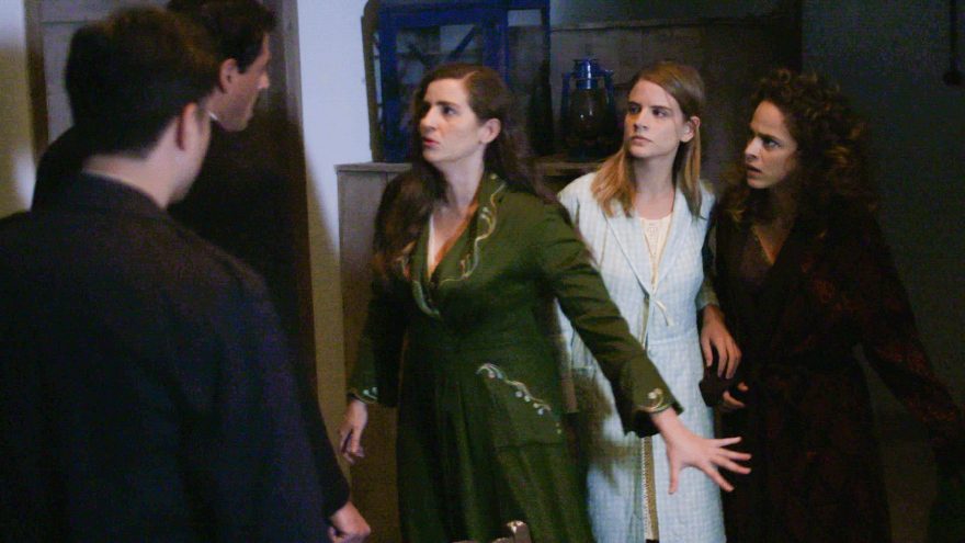 «Άγριες Μέλισσες»: Στο αποψινό επεισόδιο της σειράς η Γαλάτεια μεταφέρει μια ανησυχητική εξέλιξη στον Ακύλα