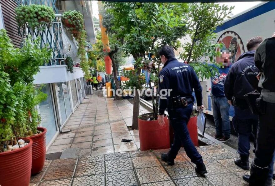 Τύχη βουνό για κοριτσάκι που έπεσε από τον 4ο όροφο πάνω σε περαστικό στη Θεσσαλονίκη