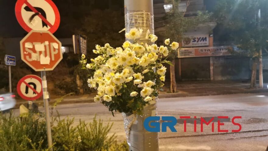 Θεσσαλονίκη: Λουλούδια και κεριά στο σημείο που σκοτώθηκε η 40χρονη ποδηλάτισσα