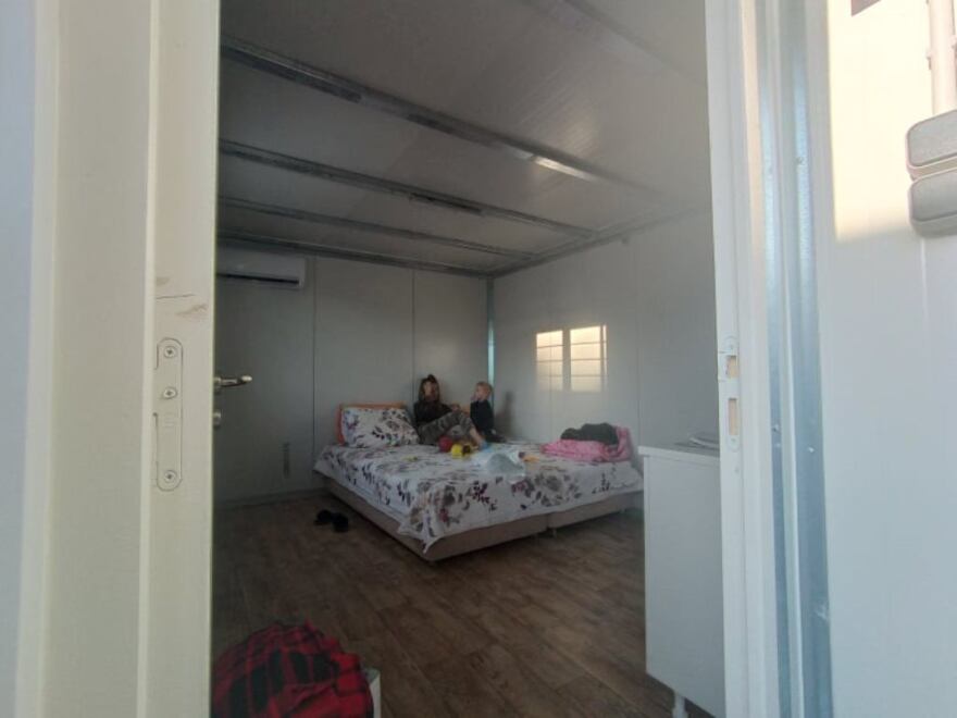 Αρκαλοχώρι: Μπήκαν στους οικίσκους οι πρώτοι σεισμόπληκτοι (φωτογραφίες)