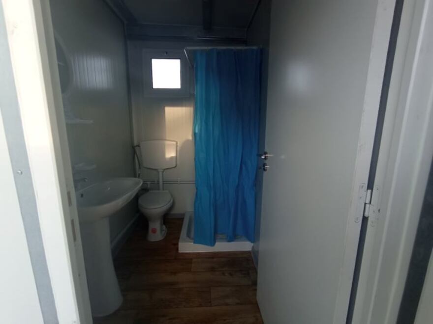 Αρκαλοχώρι: Μπήκαν στους οικίσκους οι πρώτοι σεισμόπληκτοι (φωτογραφίες)