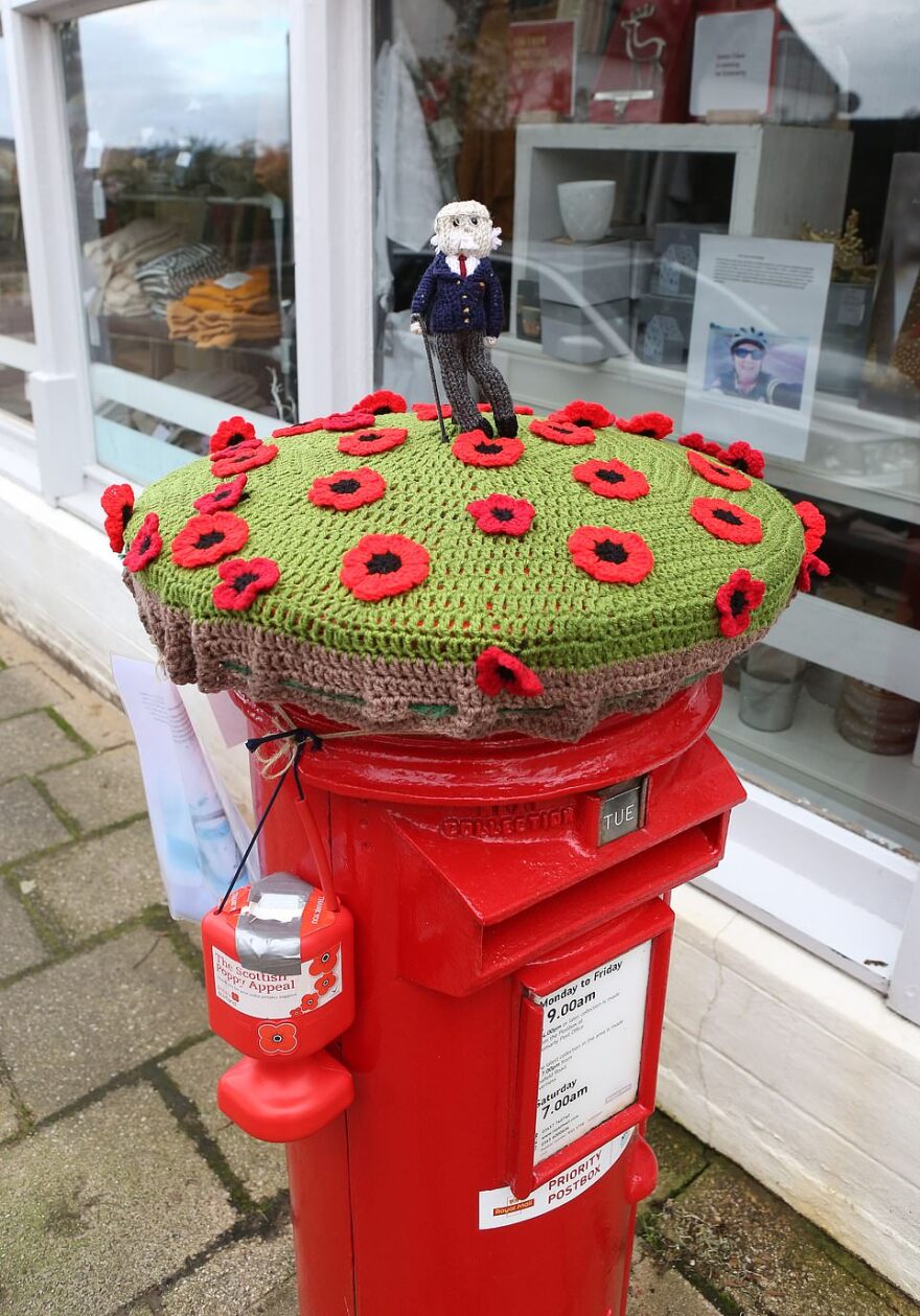 Η Βρετανία «ντύνεται» με βελονάκι και θυμάται τα θύματα του Α’ Παγκοσμίου Πολέμου