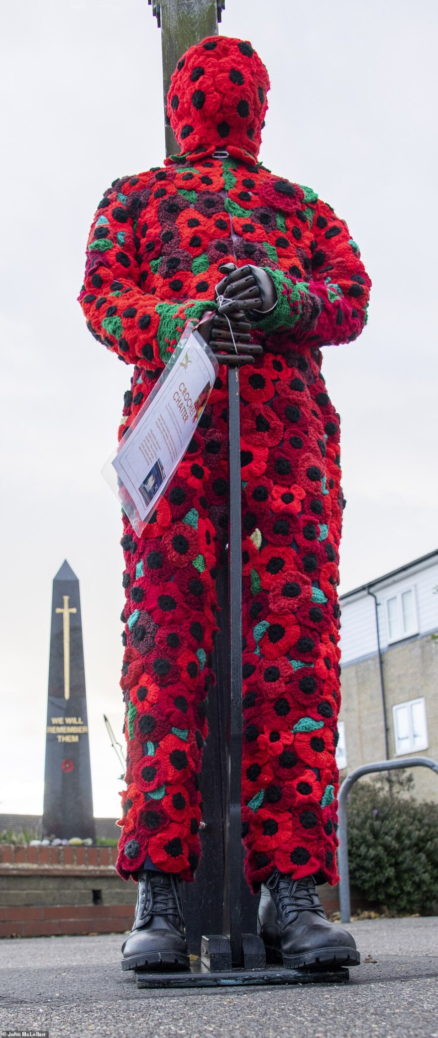 Η Βρετανία «ντύνεται» με βελονάκι και θυμάται τα θύματα του Α’ Παγκοσμίου Πολέμου