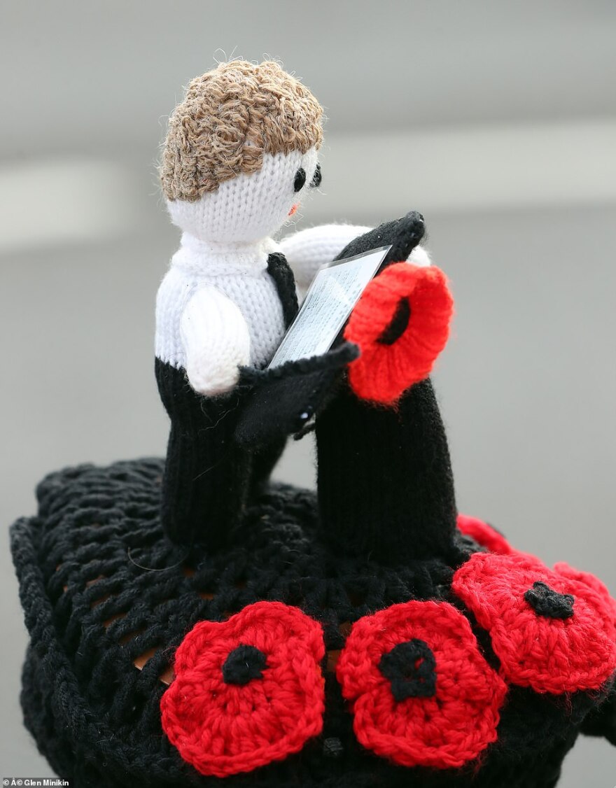 Η Βρετανία «ντύνεται» με βελονάκι και θυμάται τα θύματα του Α’ Παγκοσμίου Πολέμου