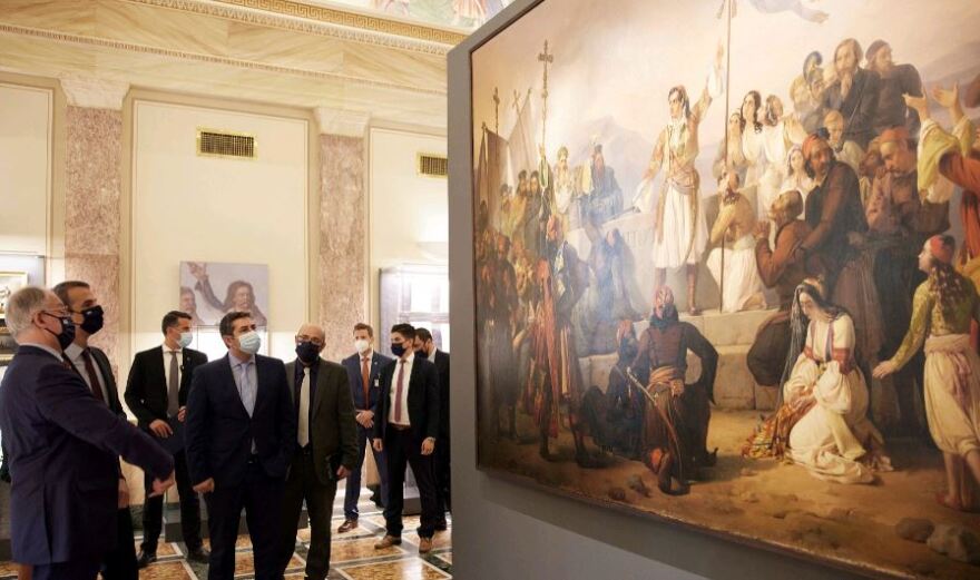 Με βουλευτές και εργαζόμενους συνομίλησε στο εντευκτήριο της Βουλής ο Κυριάκος Μητσοτάκης