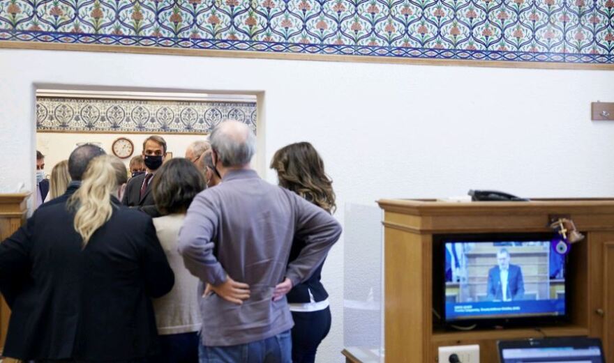 Με βουλευτές και εργαζόμενους συνομίλησε στο εντευκτήριο της Βουλής ο Κυριάκος Μητσοτάκης