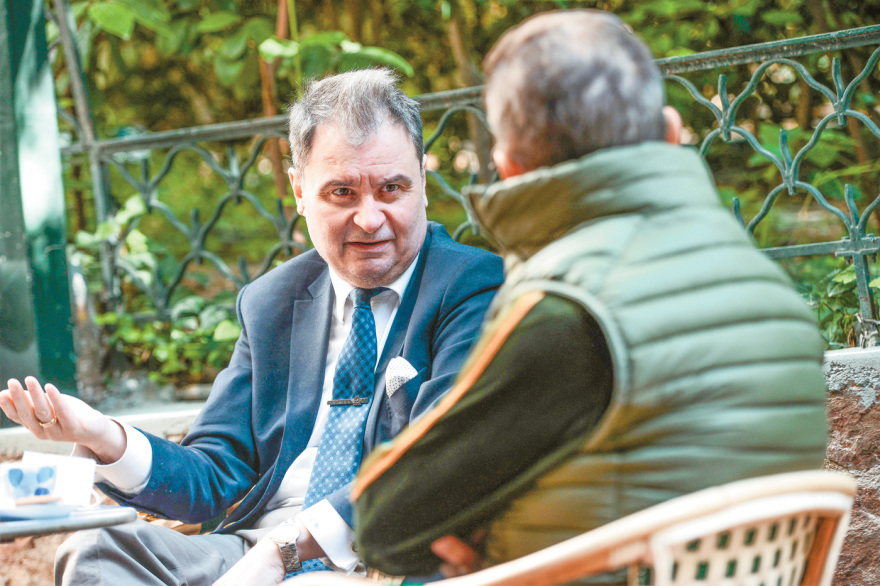 O Στάθης Μπαρτζώκας στον Δανίκα: Η πανδημία γέννησε «Σαμουράι» (και... απασφάλισε τους «ψεκασμένους»)