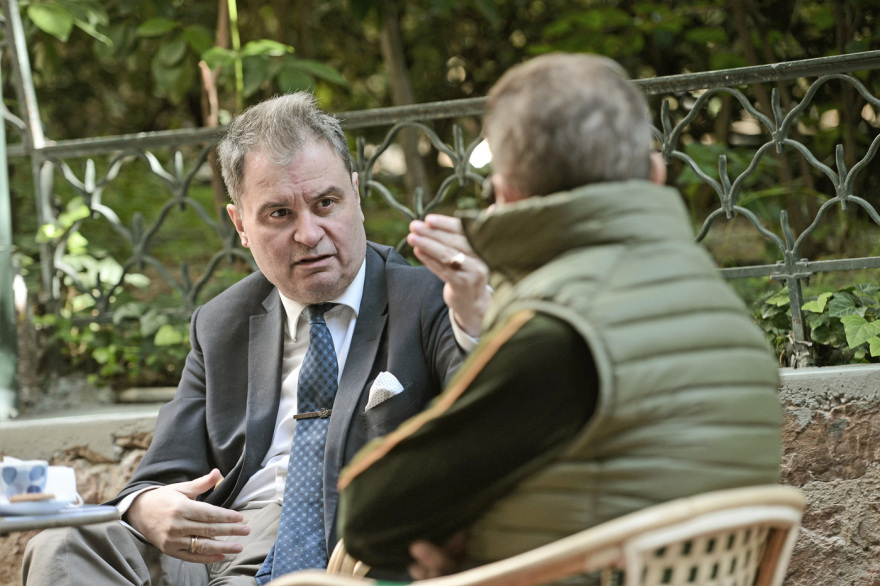 O Στάθης Μπαρτζώκας στον Δανίκα: Η πανδημία γέννησε «Σαμουράι» (και... απασφάλισε τους «ψεκασμένους»)