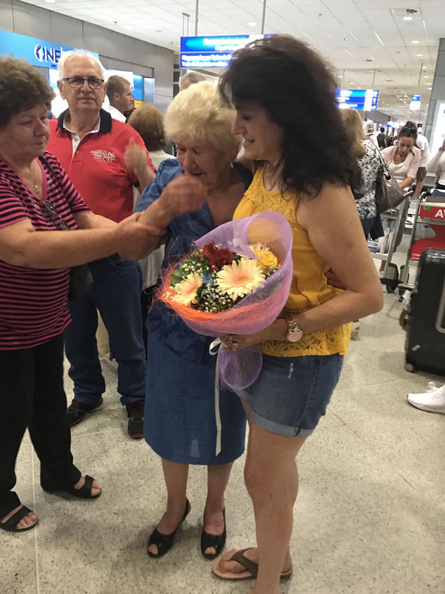 Έψαχνε από τις ΗΠΑ στην Ελλάδα τη βιολογική της μητέρα και την βρήκε χάρη στο Facebook 