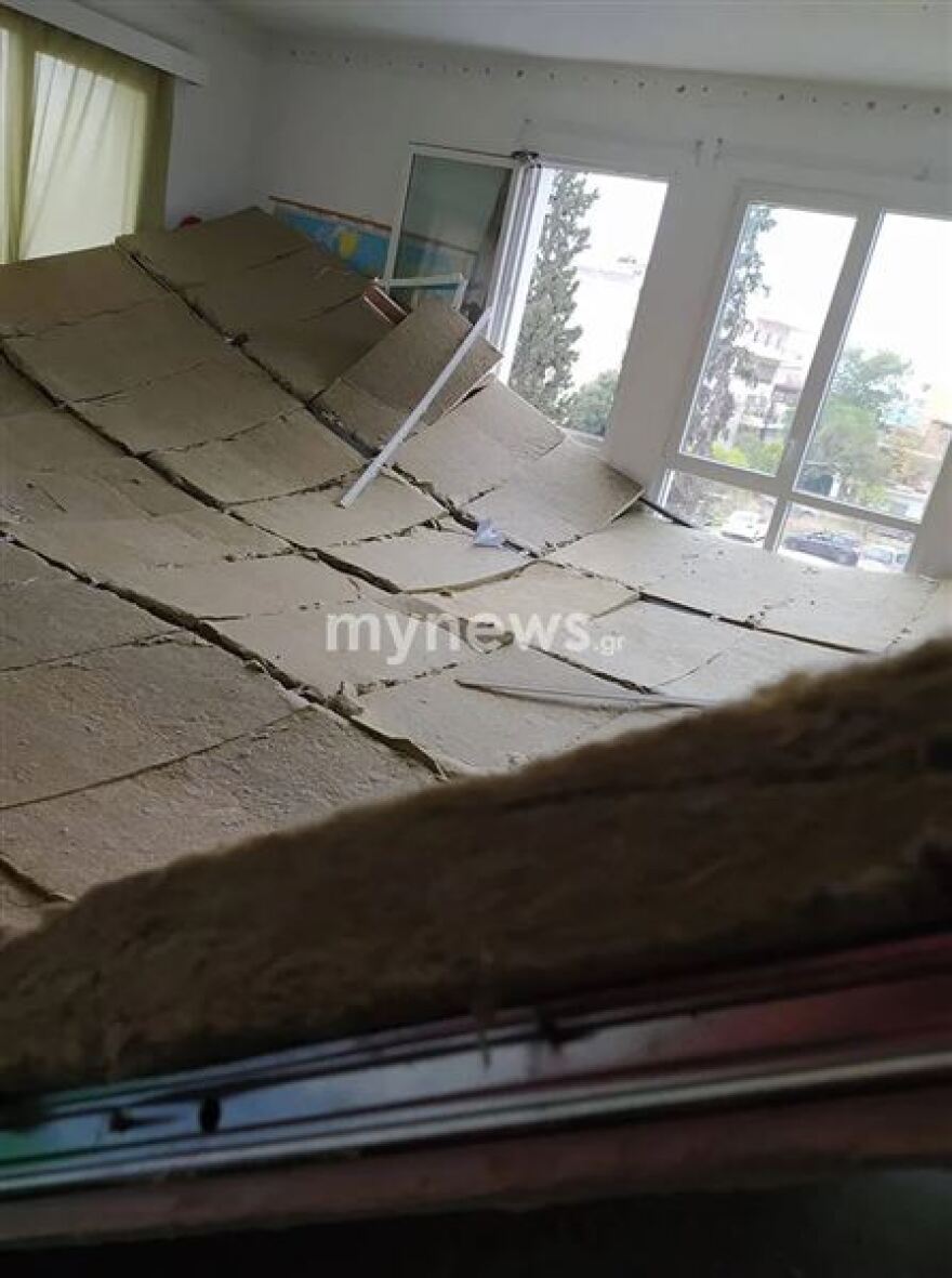 Θεσσαλονίκη: Είδα κάποιες ρωγμές, είπα στα παιδιά να βγουν έξω και σε λίγο το ταβάνι κατέρρευσε, λέει η δασκάλα 