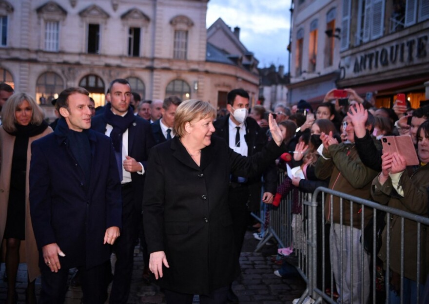 Ο Μακρόν αποχαιρέτησε τη Μέρκελ με εγκώμια, δώρα και θερμές αγκαλιές