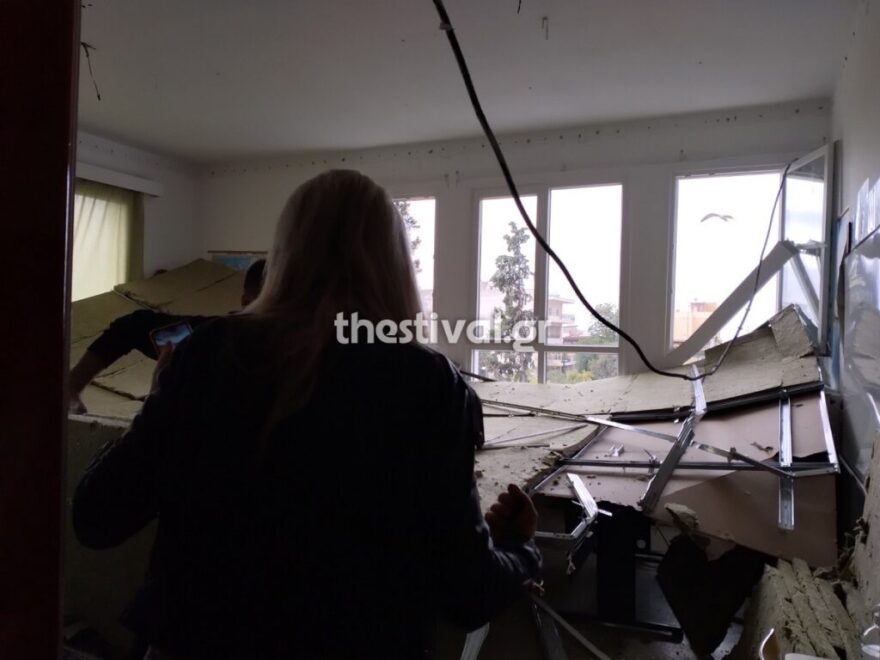 Θεσσαλονίκη: Είδα κάποιες ρωγμές, είπα στα παιδιά να βγουν έξω και σε λίγο το ταβάνι κατέρρευσε, λέει η δασκάλα 