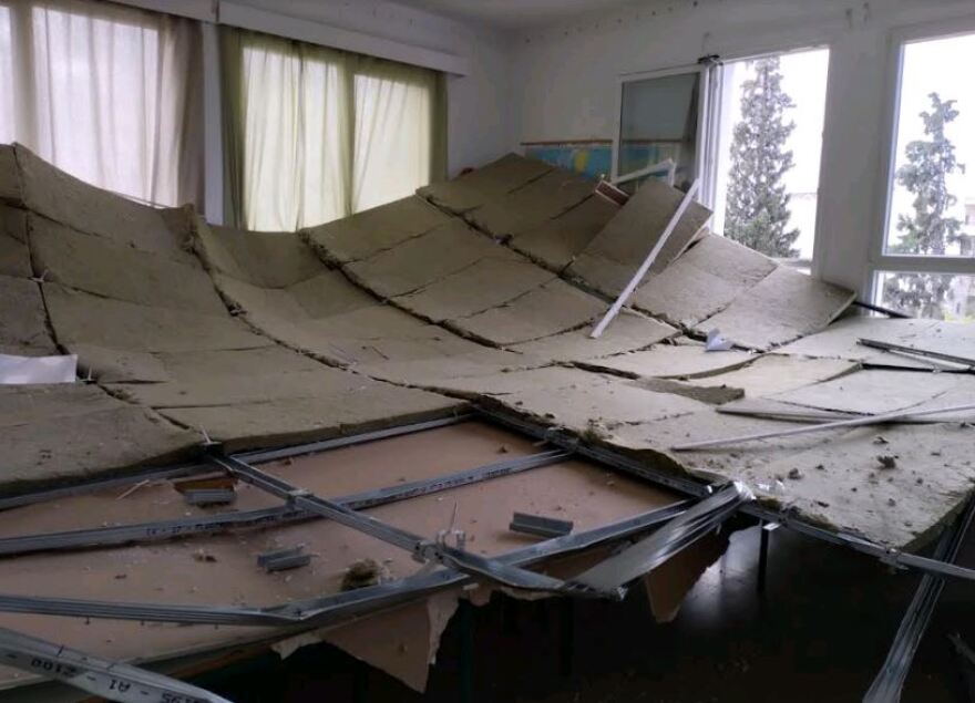 «Άρχισε να βουλιάζει το ταβάνι και ακούσαμε ένα τεράστιο μπαμ», λένε οι μαθητές του σχολείου στη Θεσσαλονίκη 