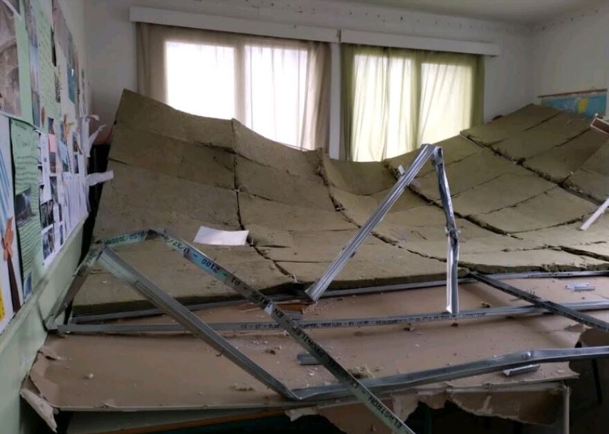 Έπεσε η οροφή σε αίθουσα δημοτικού σχολείου στη Θεσσαλονίκη - Από θαύμα σώθηκαν οι μαθητές 