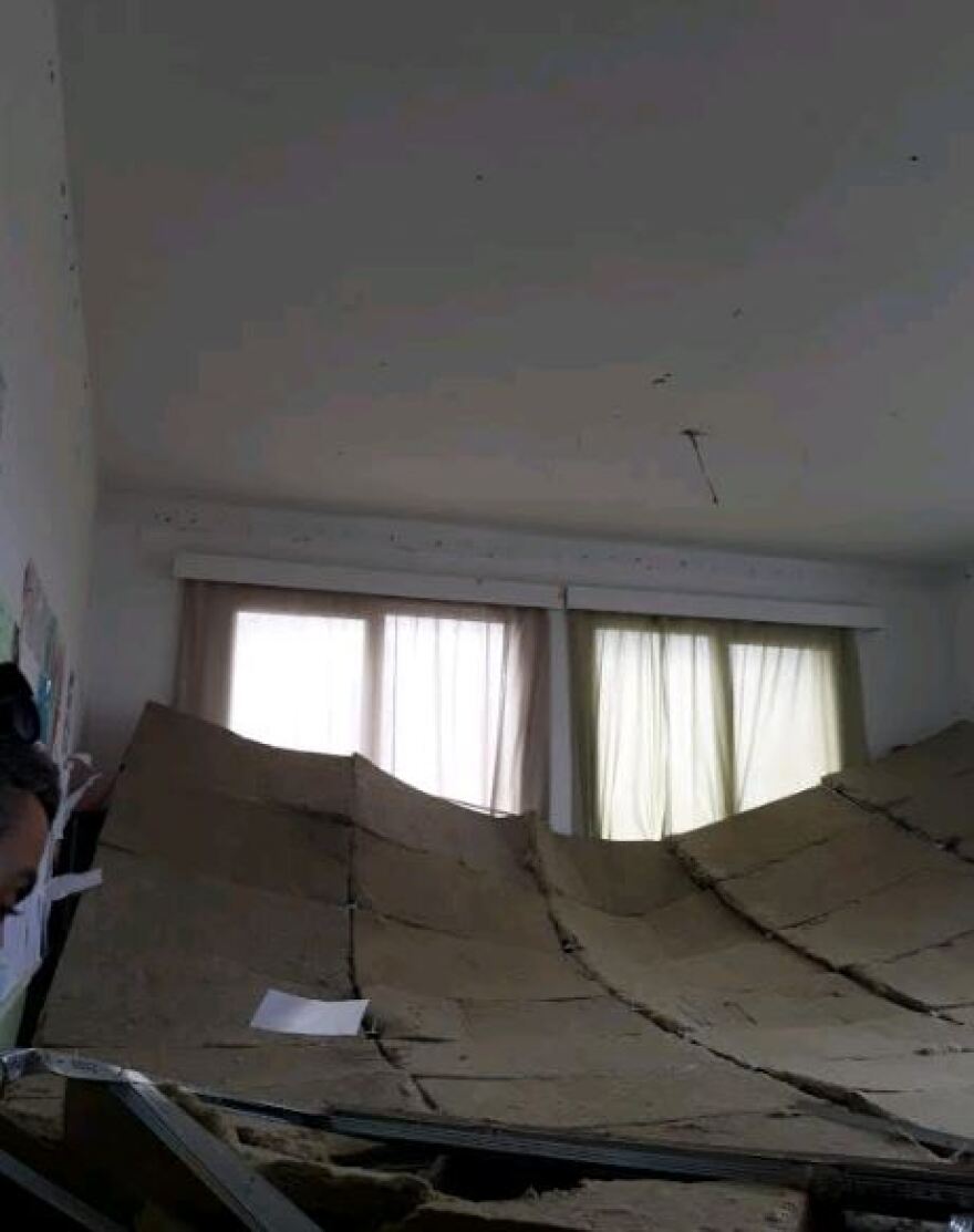 Έπεσε η οροφή σε αίθουσα δημοτικού σχολείου στη Θεσσαλονίκη - Από θαύμα σώθηκαν οι μαθητές 