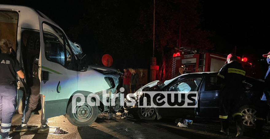 Σφοδρή μετωπική σύγκρουση ΙΧ με βαν στη Ζαχάρω, τρεις τραυματίες