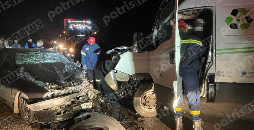 Σφοδρή μετωπική σύγκρουση ΙΧ με βαν στη Ζαχάρω, τρεις τραυματίες