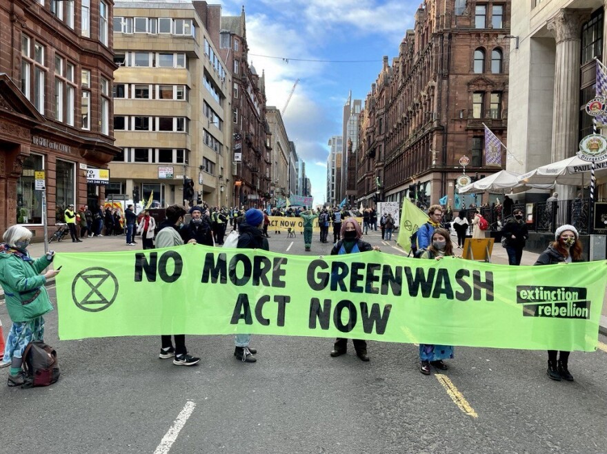 «Αρκετά με το μπλα μπλα»: Στους δρόμους της Γλασκώβης οι νέοι για το κλίμα