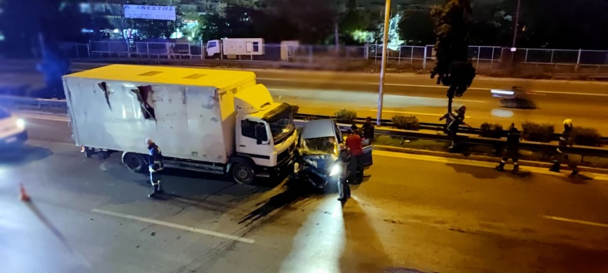 Φορτηγό συγκρούστηκε με ΙΧ στον Κηφισό - Αυξημένη η κίνηση των οχημάτων στην άνοδο