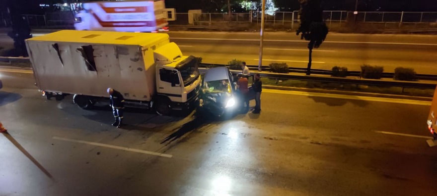 Φορτηγό συγκρούστηκε με ΙΧ στον Κηφισό - Αυξημένη η κίνηση των οχημάτων στην άνοδο