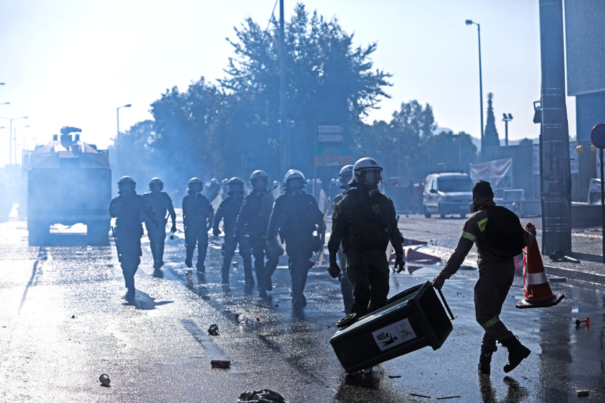 Επεισόδια με χημικά στη συγκέντρωση εποχικών πυροσβεστών -  Άνοιξε η Κηφισίας και στα δύο ρεύματα