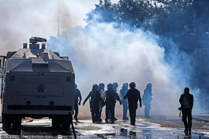 Επεισόδια με χημικά στη συγκέντρωση εποχικών πυροσβεστών -  Άνοιξε η Κηφισίας και στα δύο ρεύματα