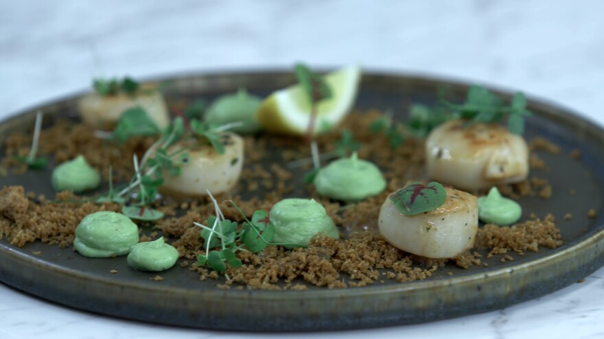 Συνταγές εύκολες, αλλά ιδιαίτερες προτείνει ο Άκης Πετρετζίκης στο «Kitchen Lab» 