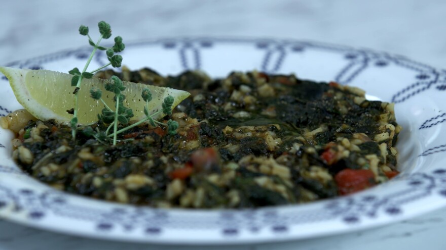 Συνταγές εύκολες, αλλά ιδιαίτερες προτείνει ο Άκης Πετρετζίκης στο «Kitchen Lab» 