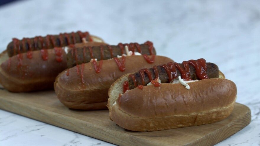 Συνταγές εύκολες, αλλά ιδιαίτερες προτείνει ο Άκης Πετρετζίκης στο «Kitchen Lab» 