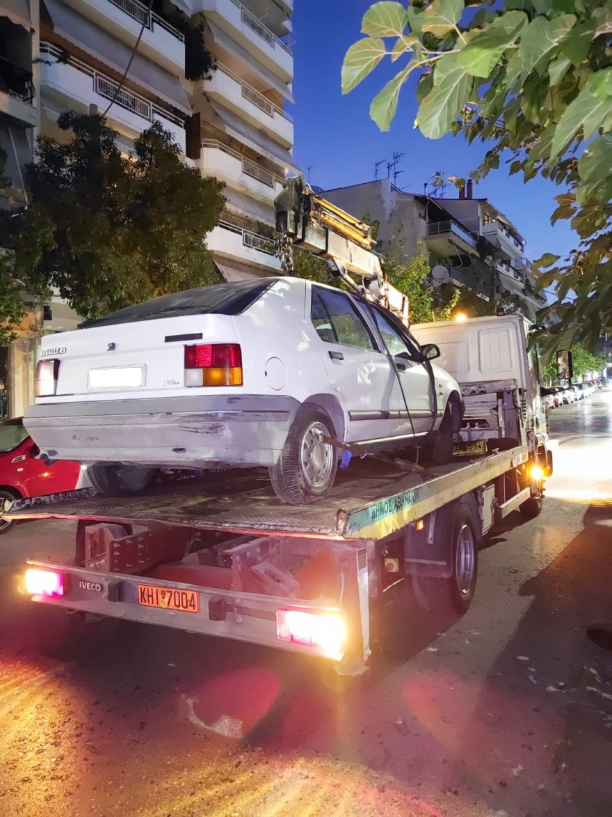 Ο Δήμος Αθηναίων απομάκρυνε πάνω από 3.800 εγκαταλελειμμένα οχήματα