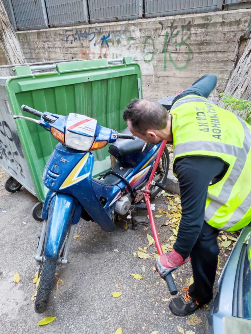 Ο Δήμος Αθηναίων απομάκρυνε πάνω από 3.800 εγκαταλελειμμένα οχήματα